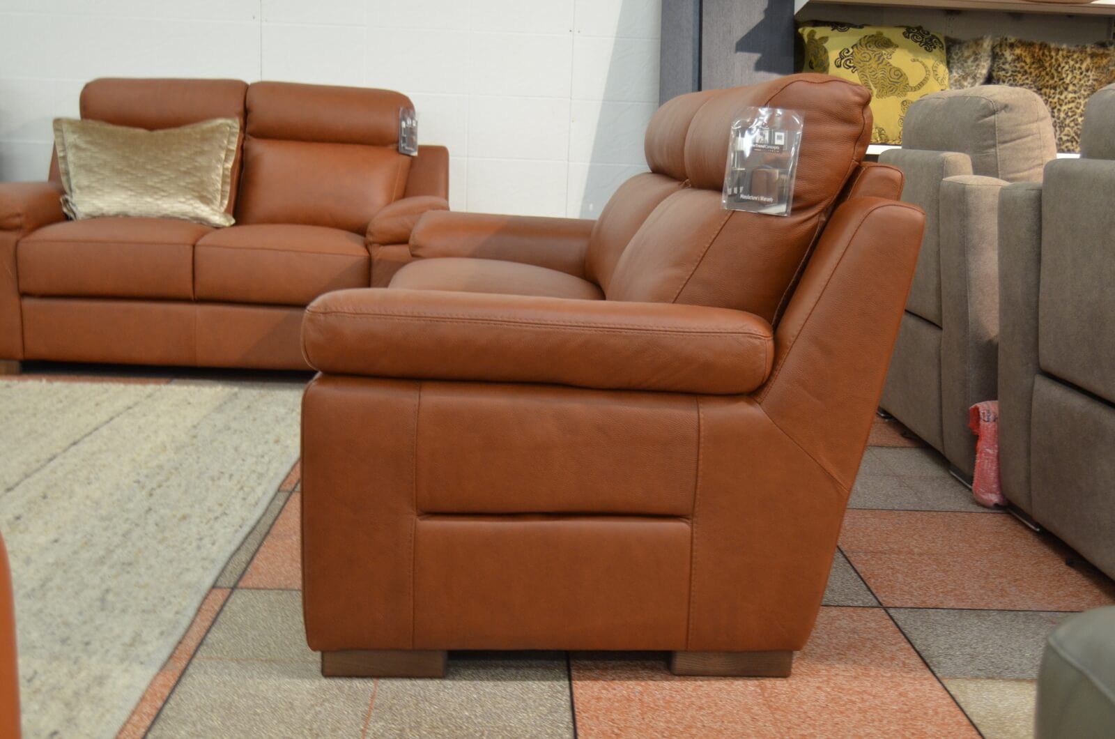 Italian outlet leather settee